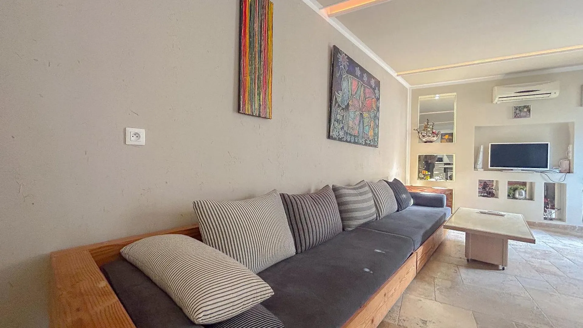 Apartment Studio D'Artiste Climatisee, Proche Plage Frejus